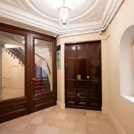 Urbanflat 165 - Tourisme & Business Centre Apartment